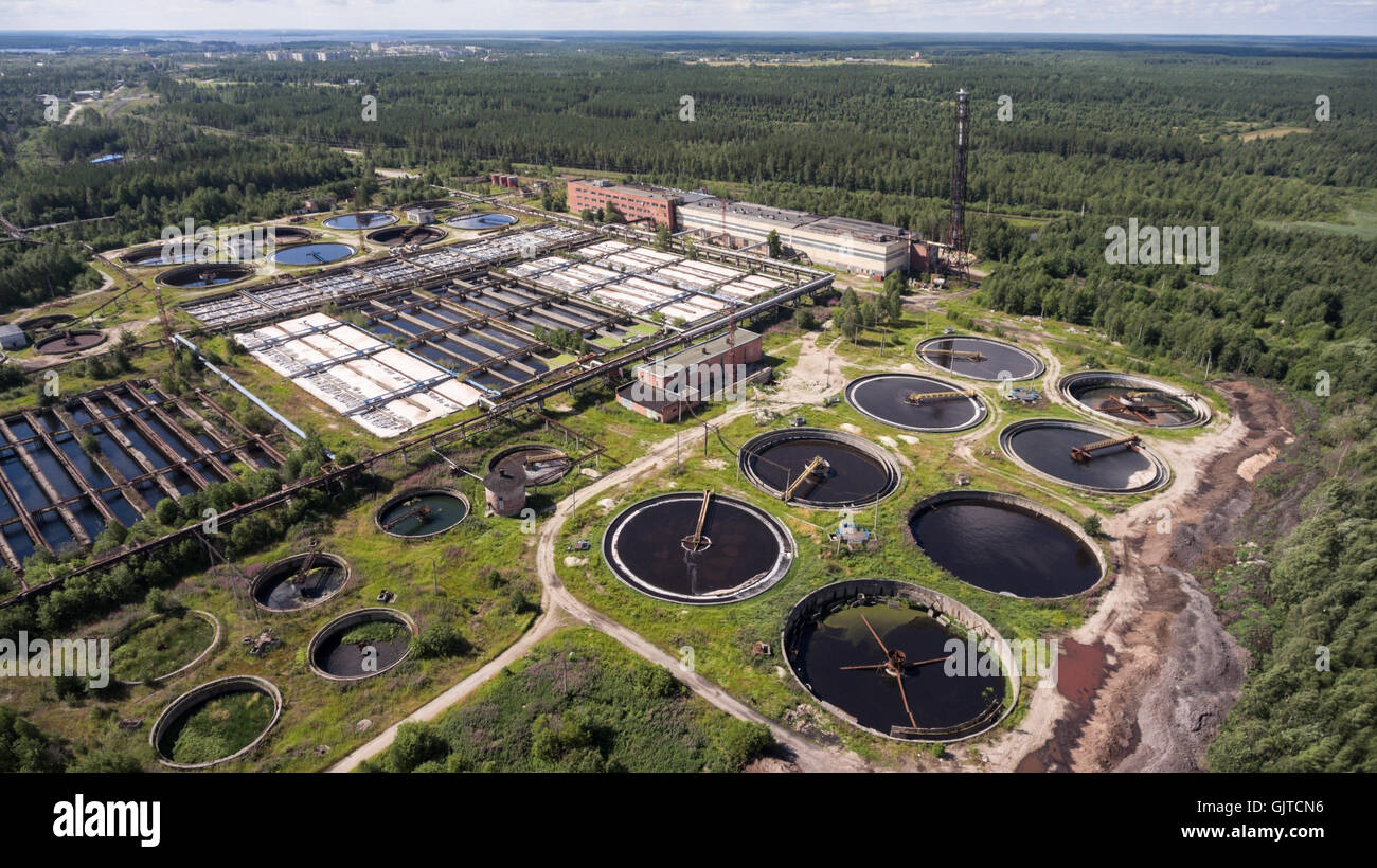 Usine de traitement des eaux usées industrielles avec l'enseignement primaire, secondaire et la désinfection de la séquence de traitement des eaux usées. Vue aérienne Banque D'Images