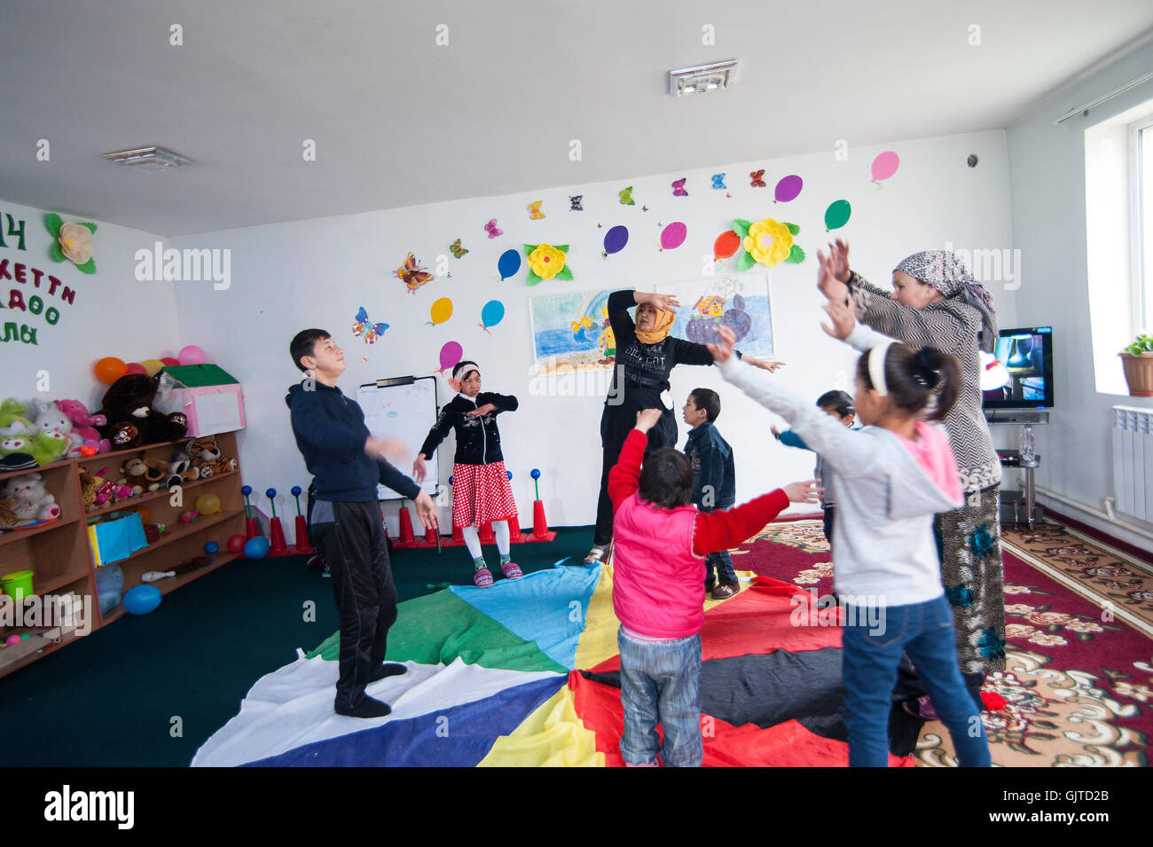 Djalalabad, Kirghizistan : dans un centre pour enfants handicapés mentaux et physiques, l'apprentissage, les enfants reçoivent la thérapie créative, discours Banque D'Images