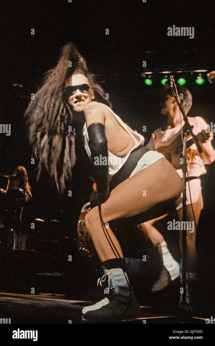 Dead or Alive - Pete Burns - Live au Dominion Theatre, Londres UK - 18 avril 1984. Crédit photo : George Chin/IconicPix avec : Pete Burns, morts ou vivants où : London, Royaume-Uni Quand : 18 Avr 1984 Crédit : George Chin/IconicPix/WENN.co Banque D'Images