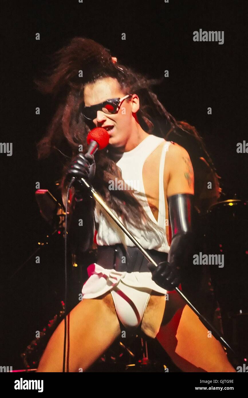 Dead or Alive - Pete Burns - Live au Dominion Theatre, Londres UK - 18 avril 1984. Crédit photo : George Chin/IconicPix avec : Pete Burns, morts ou vivants où : London, Royaume-Uni Quand : 18 Avr 1984 Crédit : George Chin/IconicPix/WENN.co Banque D'Images