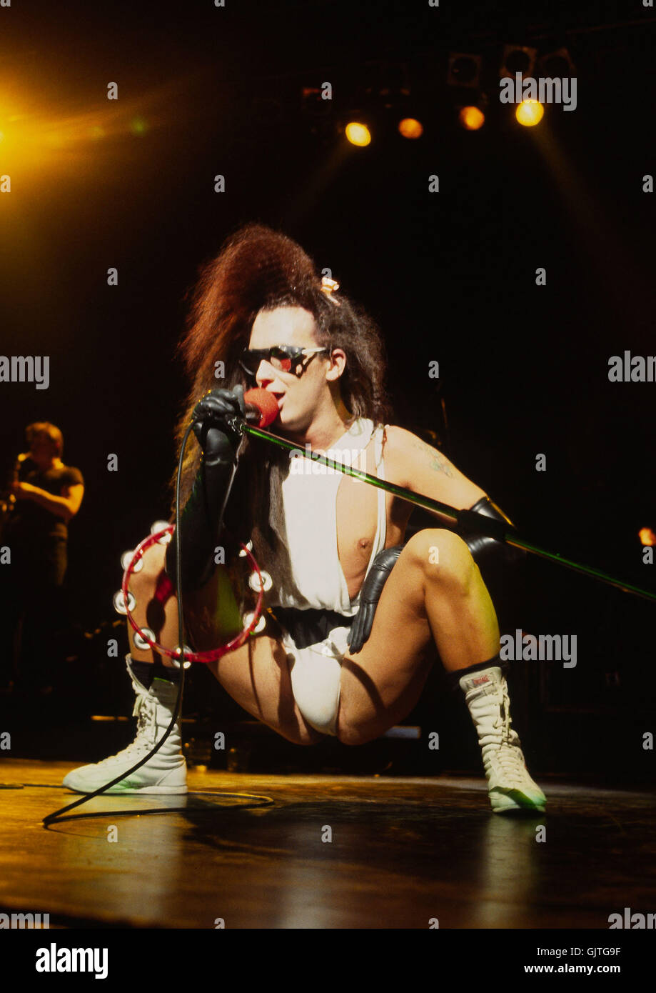 Dead or Alive - Pete Burns - Live au Dominion Theatre, Londres UK - 18 avril 1984. Crédit photo : George Chin/IconicPix avec : Pete Burns, morts ou vivants où : London, Royaume-Uni Quand : 18 Avr 1984 Crédit : George Chin/IconicPix/WENN.co Banque D'Images