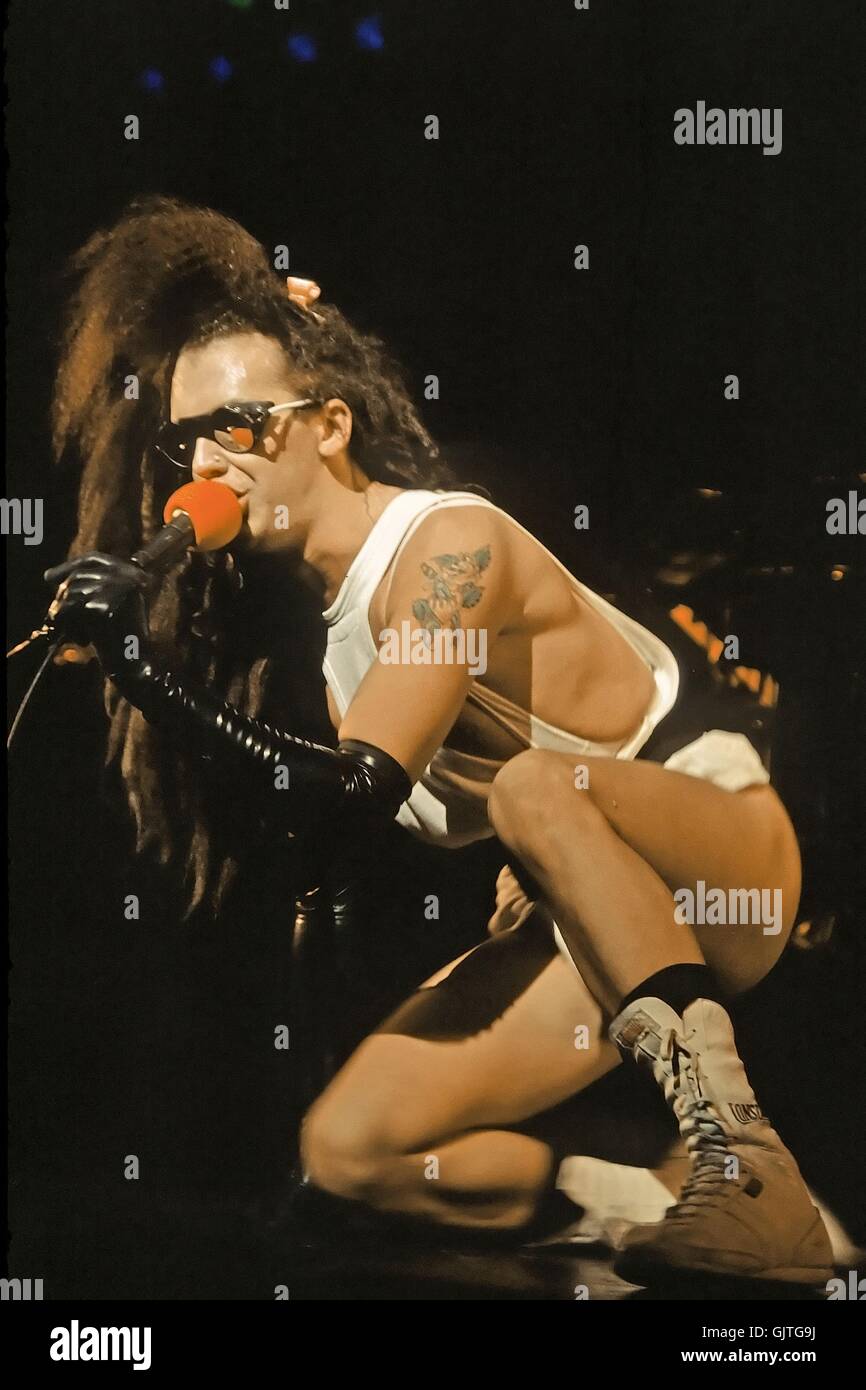 Dead or Alive - Pete Burns - Live au Dominion Theatre, Londres UK - 18 avril 1984. Crédit photo : George Chin/IconicPix avec : Pete Burns, morts ou vivants où : London, Royaume-Uni Quand : 18 Avr 1984 Crédit : George Chin/IconicPix/WENN.co Banque D'Images