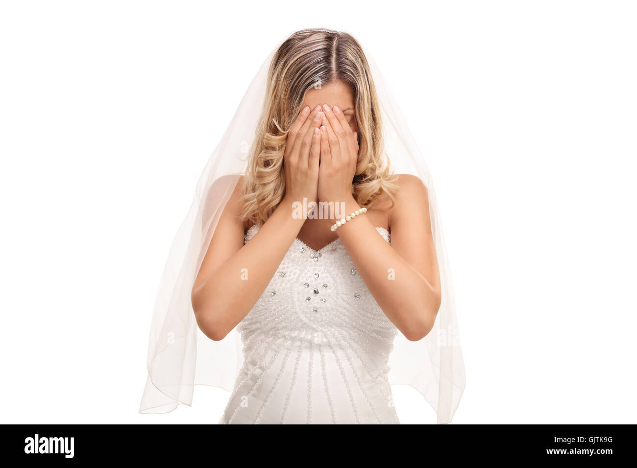 Jeune mariée pleurer isolé sur fond blanc Banque D'Images