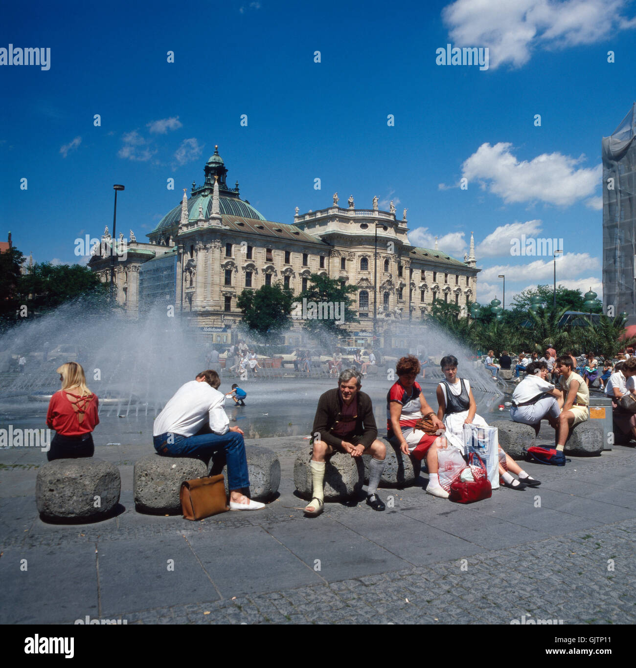 München, 1985. Altstadt. La Karlsplatz (Stachus). Blick zum Springbrunnen. Munich, 1985. Centre historique. Vue de la Karlsplatz (Stachus), appelé et la fontaine. Banque D'Images