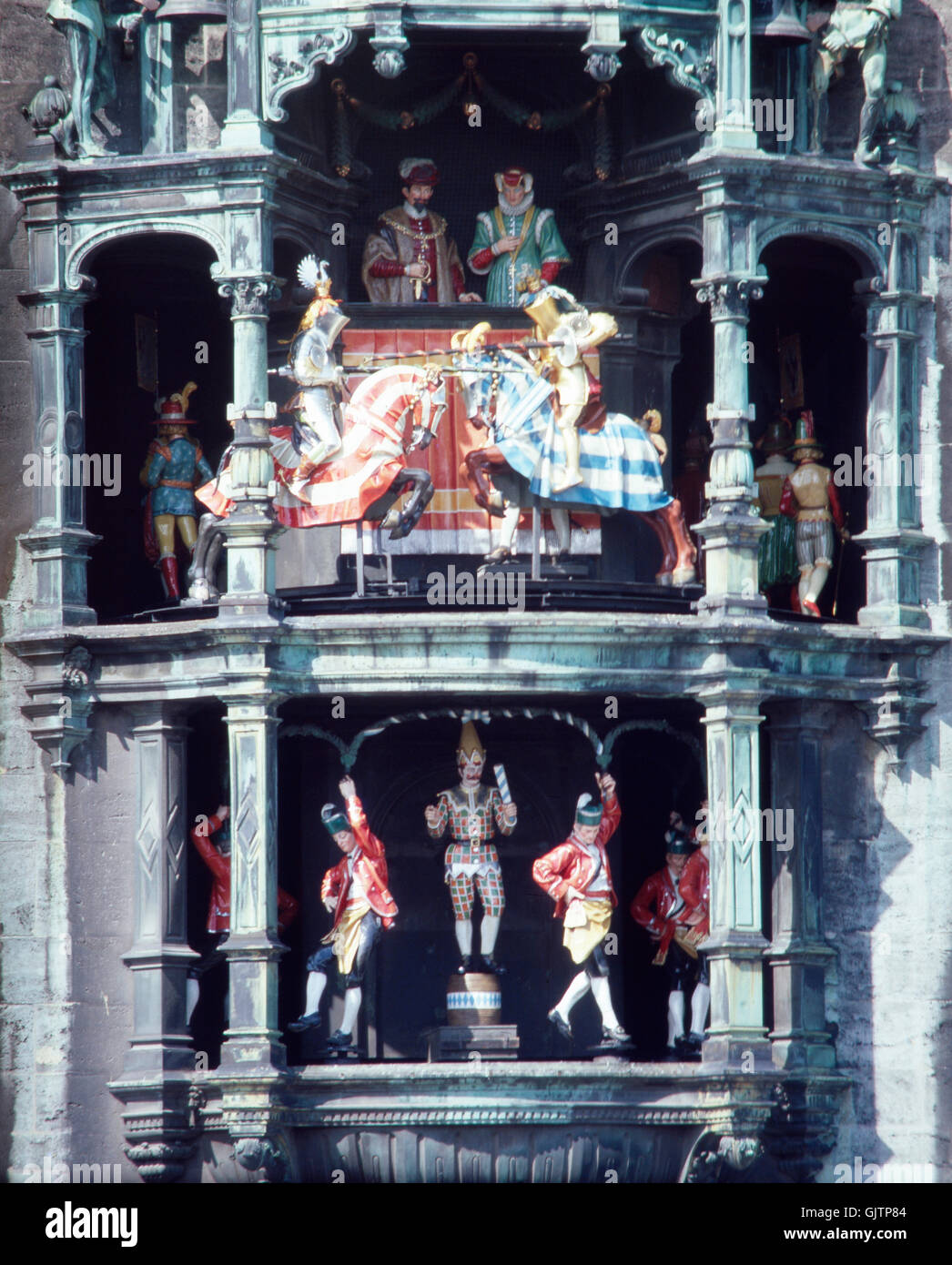 München, 1985. Altstadt. Das historische Glockenspiel mit dem