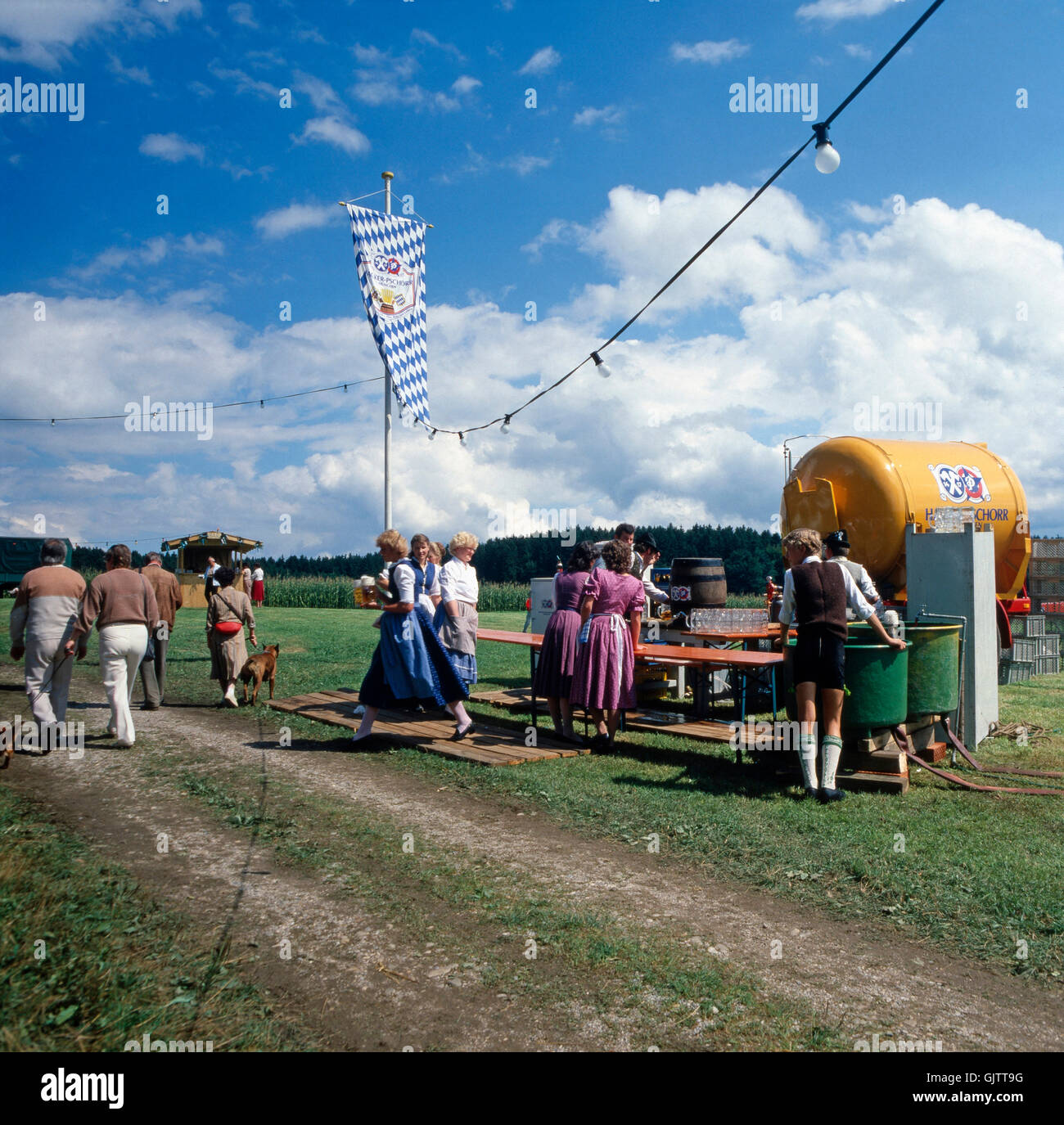 Oberbayern, Landkreis Traunstein, 1980er. Volksfest in der Nähe von Inzell. Ici un Bier-Container. La Haute-bavière, Traunstein county, 1980. Folk Festival près d'Inzell. Vue de la bière contenant. Banque D'Images