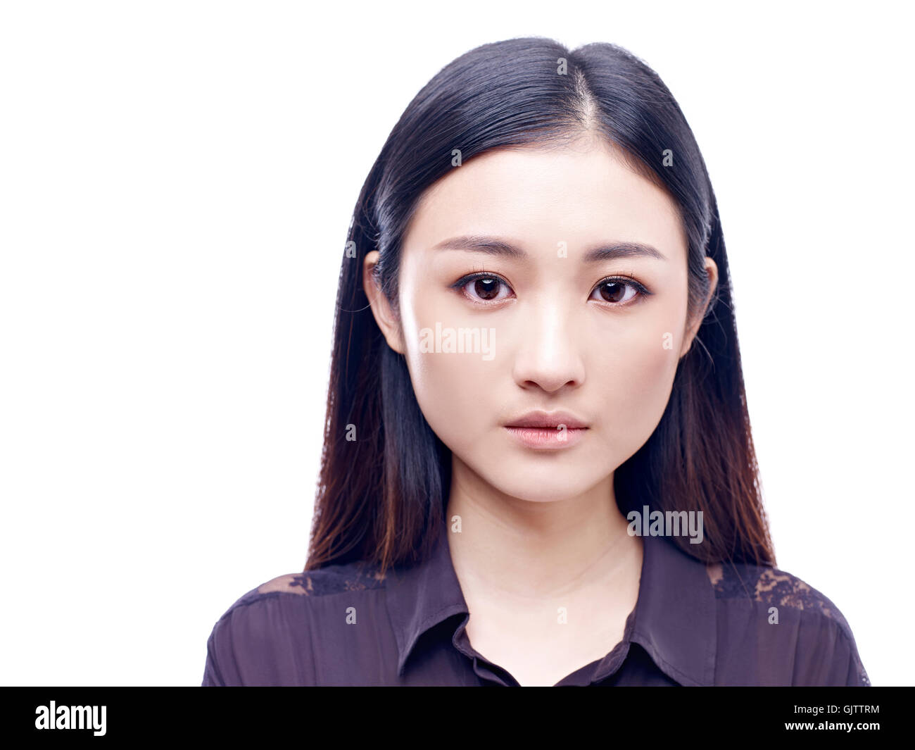 Photo de passeport d'une jeune et belle fille asiatique, isolé sur fond blanc. Banque D'Images