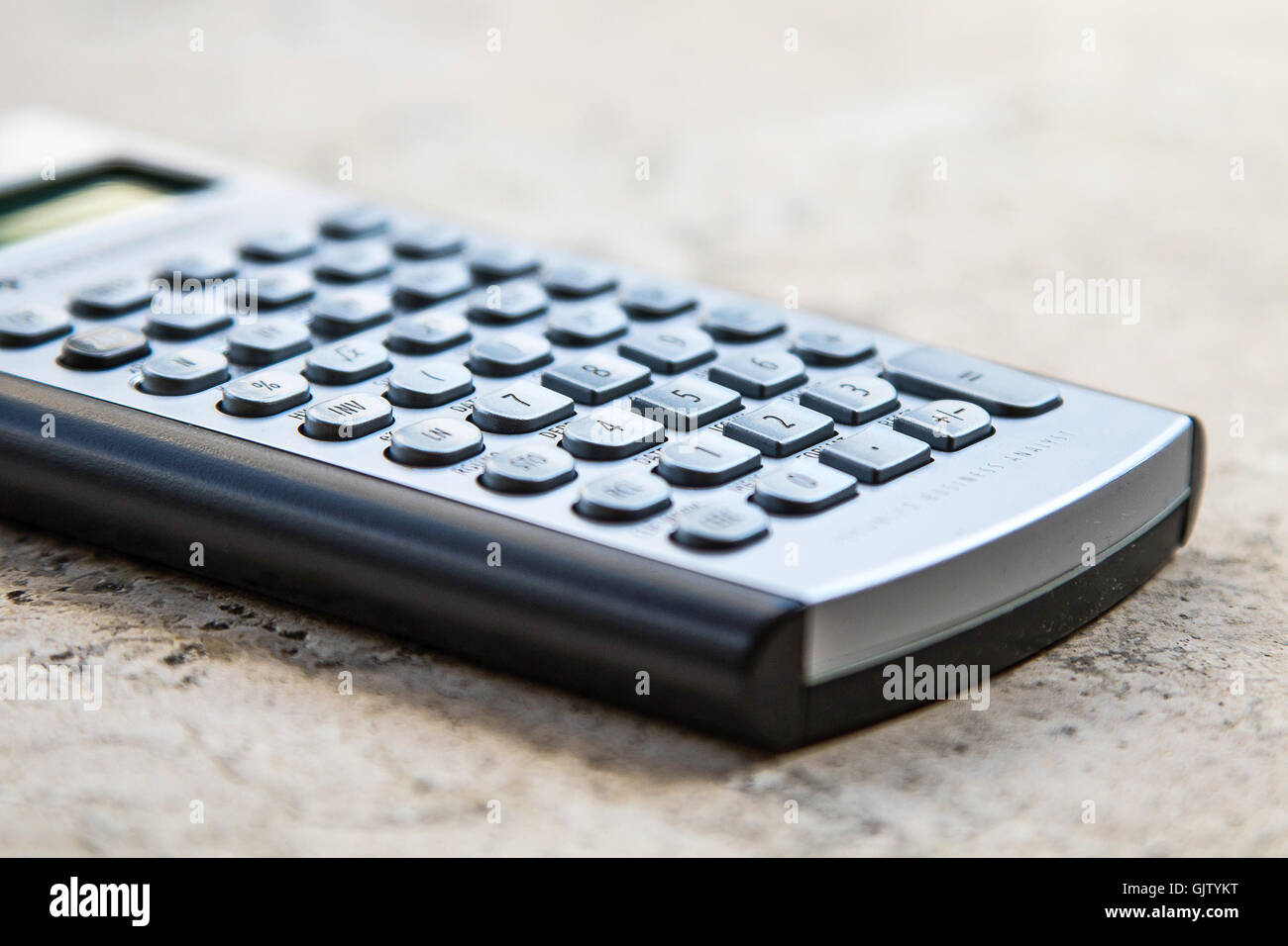 Une vieille calculatrice finances sur une table. Banque D'Images