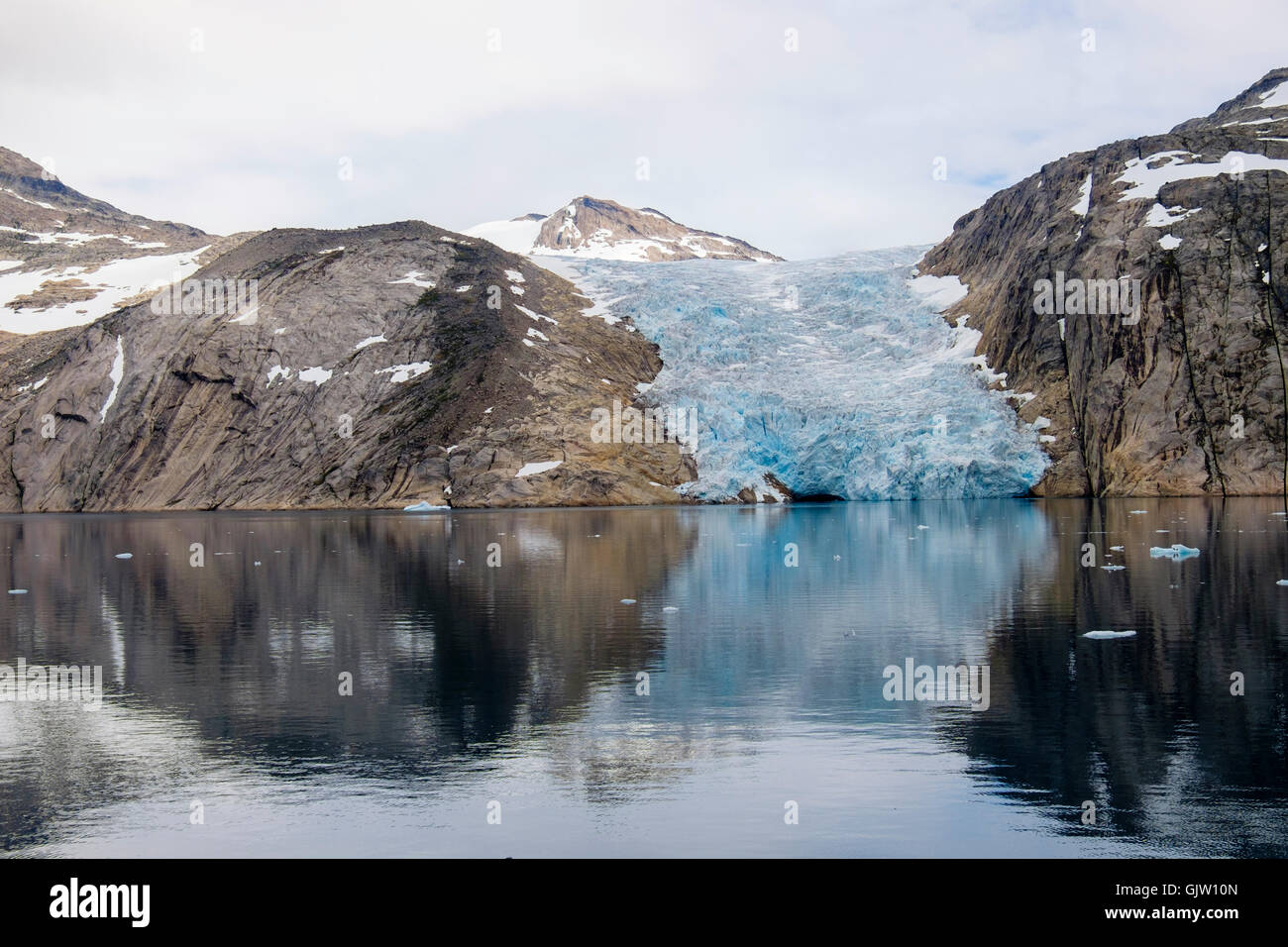 La tête d'un vêlage des glaciers en Prince Christian Sound / Prins chrétiens Sund en été. Kujalleq, sud du Groenland Banque D'Images
