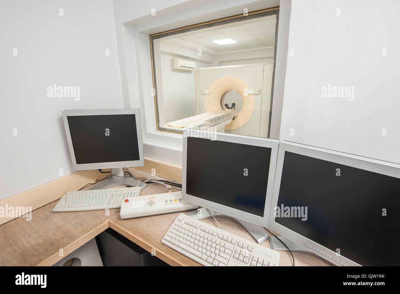 L'équipement médical de haute technologie scanner dans la clinique médicale de l'hôpital centre avec salle de contrôle Banque D'Images