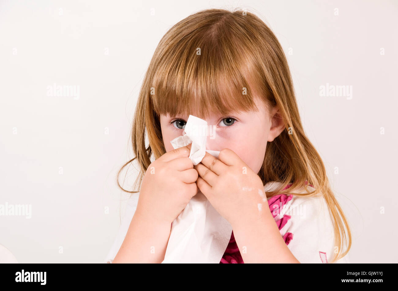 Souffler un peu le nez de la jeune fille Photo Stock - Alamy