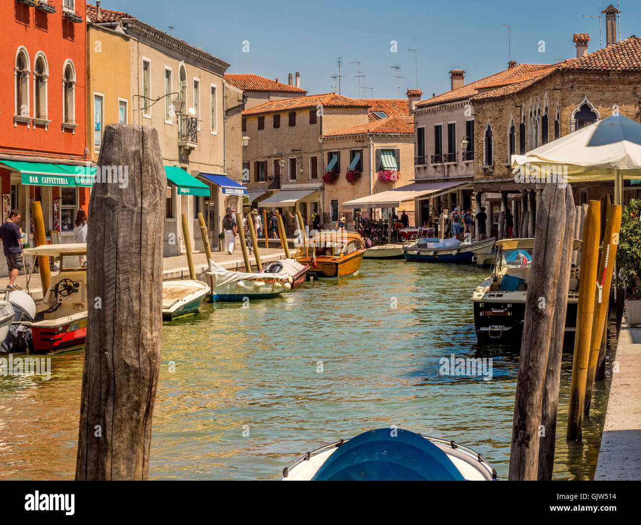 Bateaux amarrés sur un canal de Murano. Venise, Italie. Banque D'Images