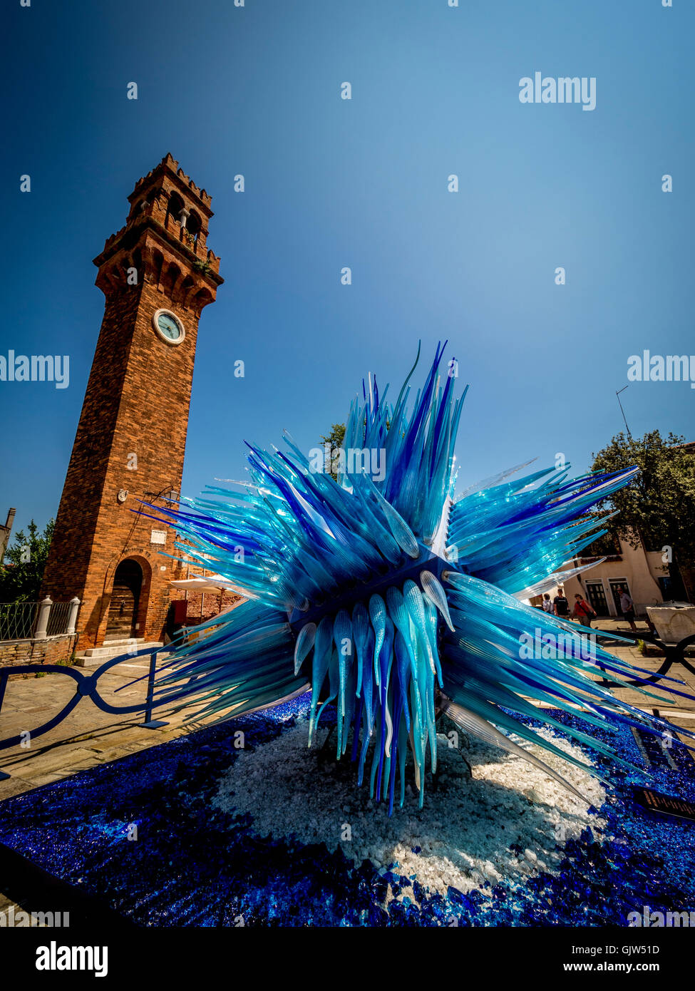 Comète ou étoile de verre Vetro di Cometa sculpture de verre par Simone Cenedese. Avec l'Oratorio Ex chiesa di San Stefano dans la distance. Banque D'Images