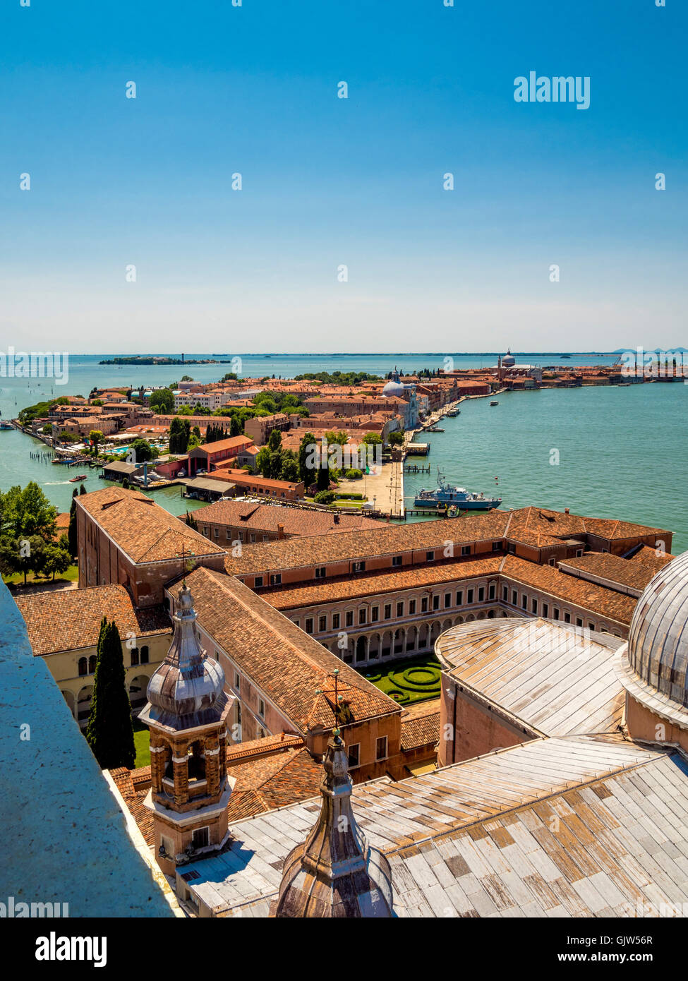 Vue aérienne de l'île de Giudecca avec San Giorgio Maggiore, au premier plan. Venise. L'Italie. Banque D'Images