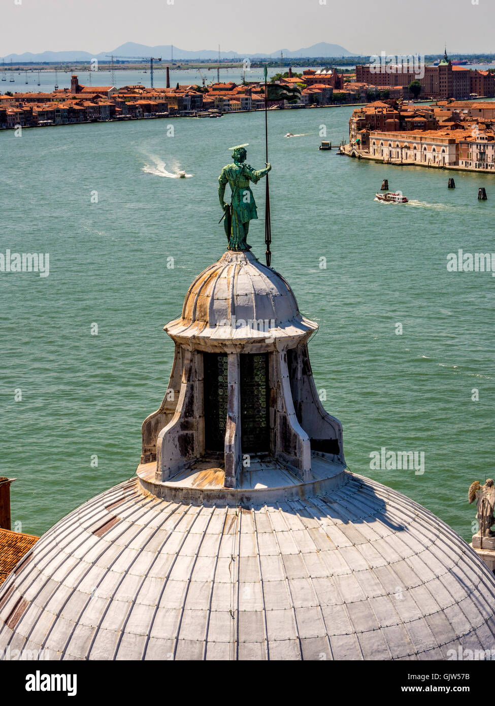 Vue aérienne de la coupole et le toit de l'église de San Giorgio Maggiore à Venise et l'île de Giudecca. Banque D'Images