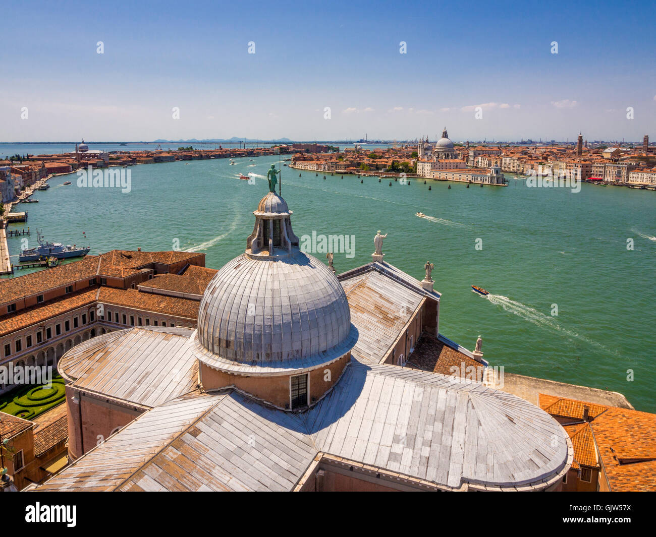 L'île de Giudecca, Dogana da Mar et canal Giudecca avec le toit de San Giorgio Maggiore, au premier plan. Venise, Italie. Banque D'Images