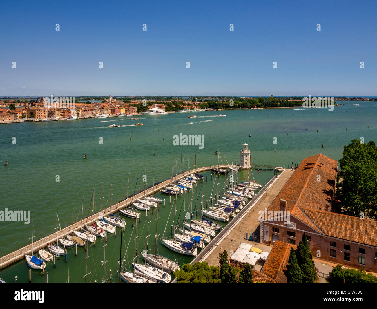 Vue aérienne de bateaux amarrés dans la marina, sur l'île de San Giorgio Maggiore. Venise, Italie. Banque D'Images