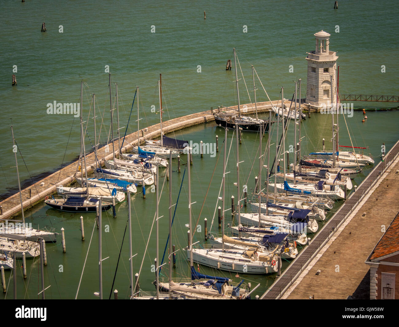 Vue aérienne de bateaux amarrés dans la marina, sur l'île de San Giorgio Maggiore. Venise, Italie. Banque D'Images