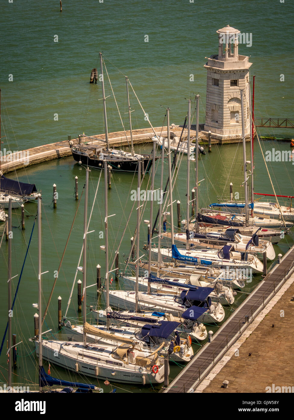 Vue aérienne de bateaux amarrés dans la marina, sur l'île de San Giorgio Maggiore. Venise, Italie. Banque D'Images