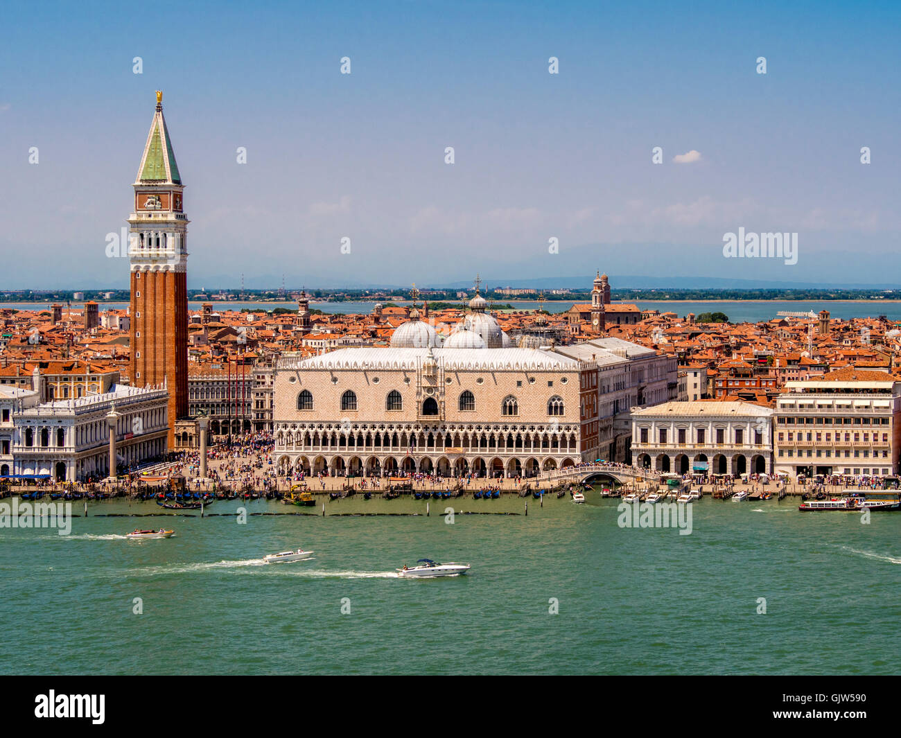 Le Palais des Doges, la Piazzetta San Marco et clocher tourné à partir de San Giorgio Maggiore. Venise. Italie Banque D'Images