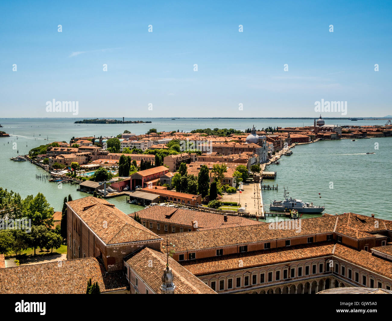 Vue aérienne de l'île de Giudecca avec San Giorgio Maggiore, au premier plan. Venise. L'Italie. Banque D'Images