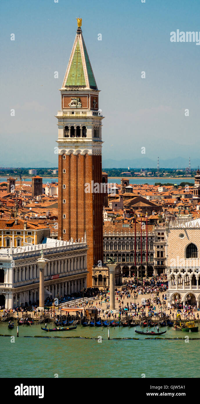 Panorama vertical du campanile et Piazzetta San Marco, avec gondoles amarrés dans le port Molo, Venise, Italie. Banque D'Images