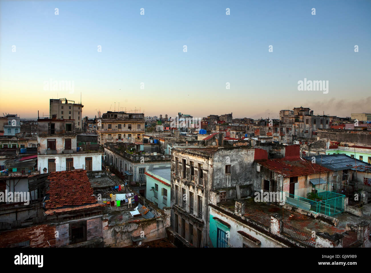 Une vue sur les toits de la vieille ville de La Havane, Cuba Banque D'Images