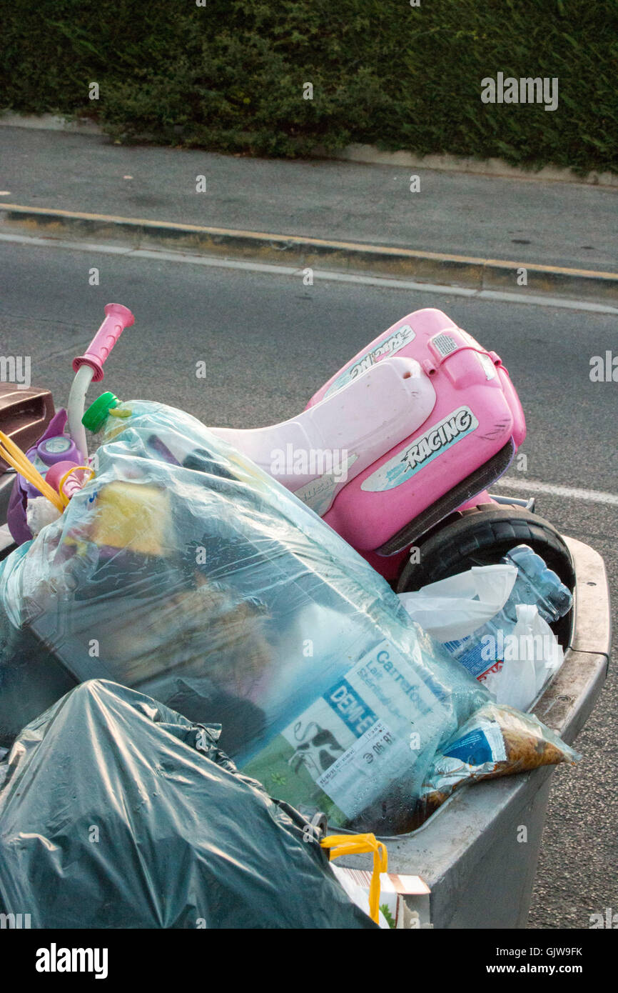 Poubelles débordant de déchets dans Antibes France Photo Stock - Alamy
