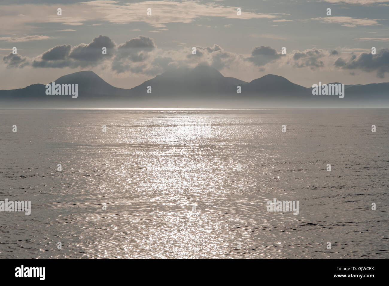 Coucher de soleil sur l'îles des Hébrides du Jura à partir de la terre ferme, sur la côte de Knapdale ouest de l'Écosse. Banque D'Images