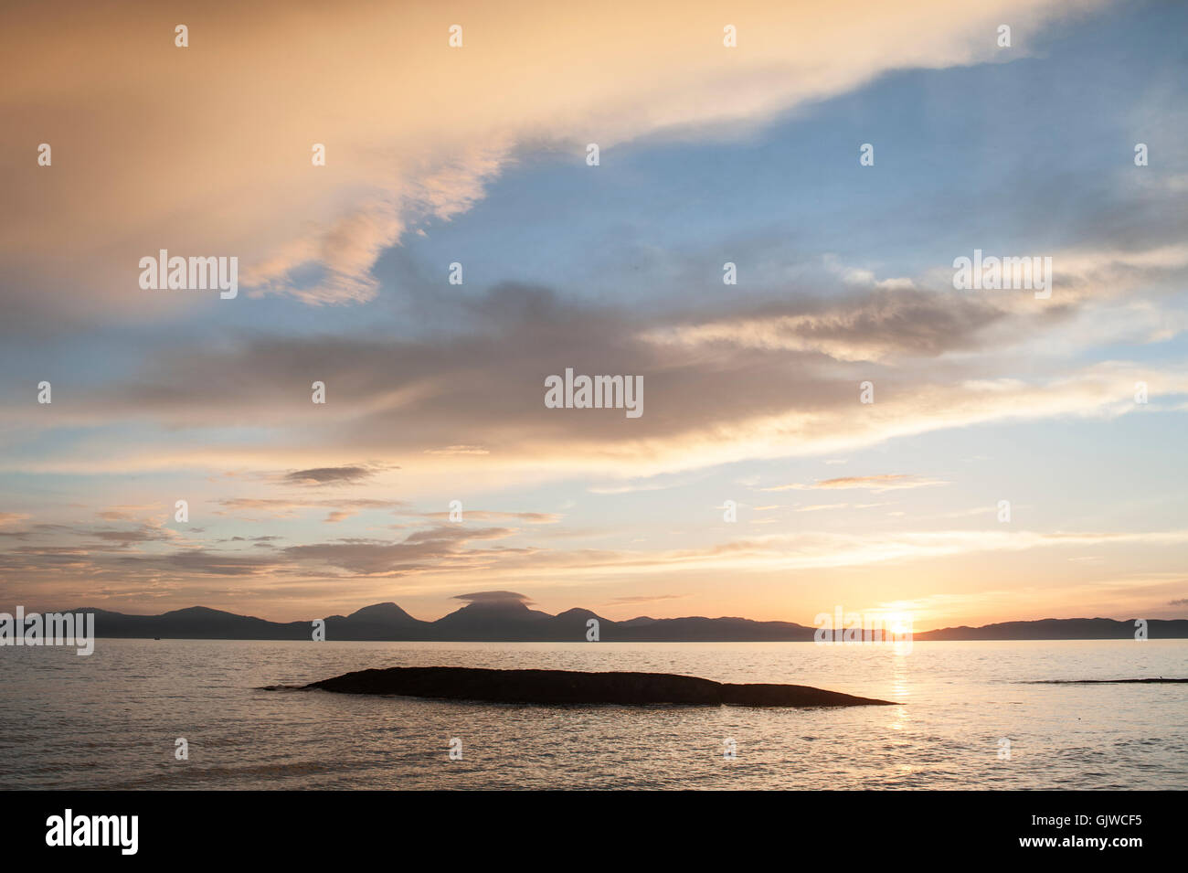 Coucher de soleil sur l'îles des Hébrides du Jura à partir de la terre ferme, sur la côte de Knapdale ouest de l'Écosse. Banque D'Images