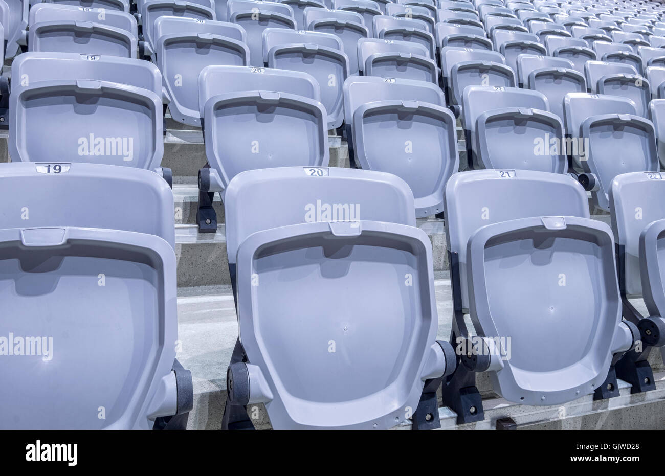 Des rangées de sièges du stade prêt dans une nouvelle installation Banque D'Images