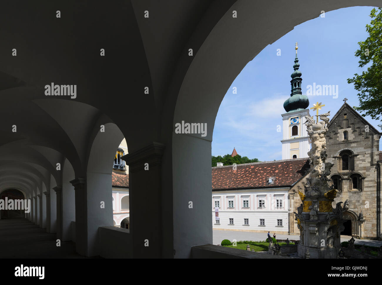 Heiligenkreuz : Monastère Heiligenkreuz : collégiale et la colonne de la Sainte Trinité, l'Autriche, Niederösterreich, Autriche, Wie Banque D'Images