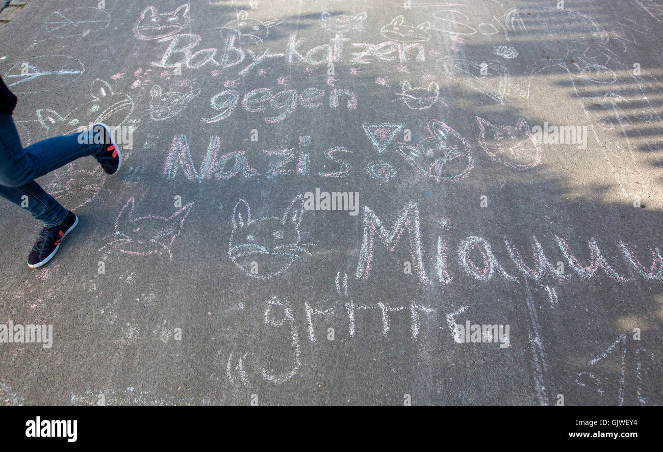 Jena, Allemagne. Août 17, 2016. Les messages écrits à la craie sur les rues le long de la route de l'aile droite du mouvement Thuegida à Jena, Allemagne, 17 août 2016. Environ 200 participants sont attendus à la torche de mars en Thuegida la ville de Jena. PHOTO : MICHAEL REICHEL/dpa/Alamy Live News Banque D'Images