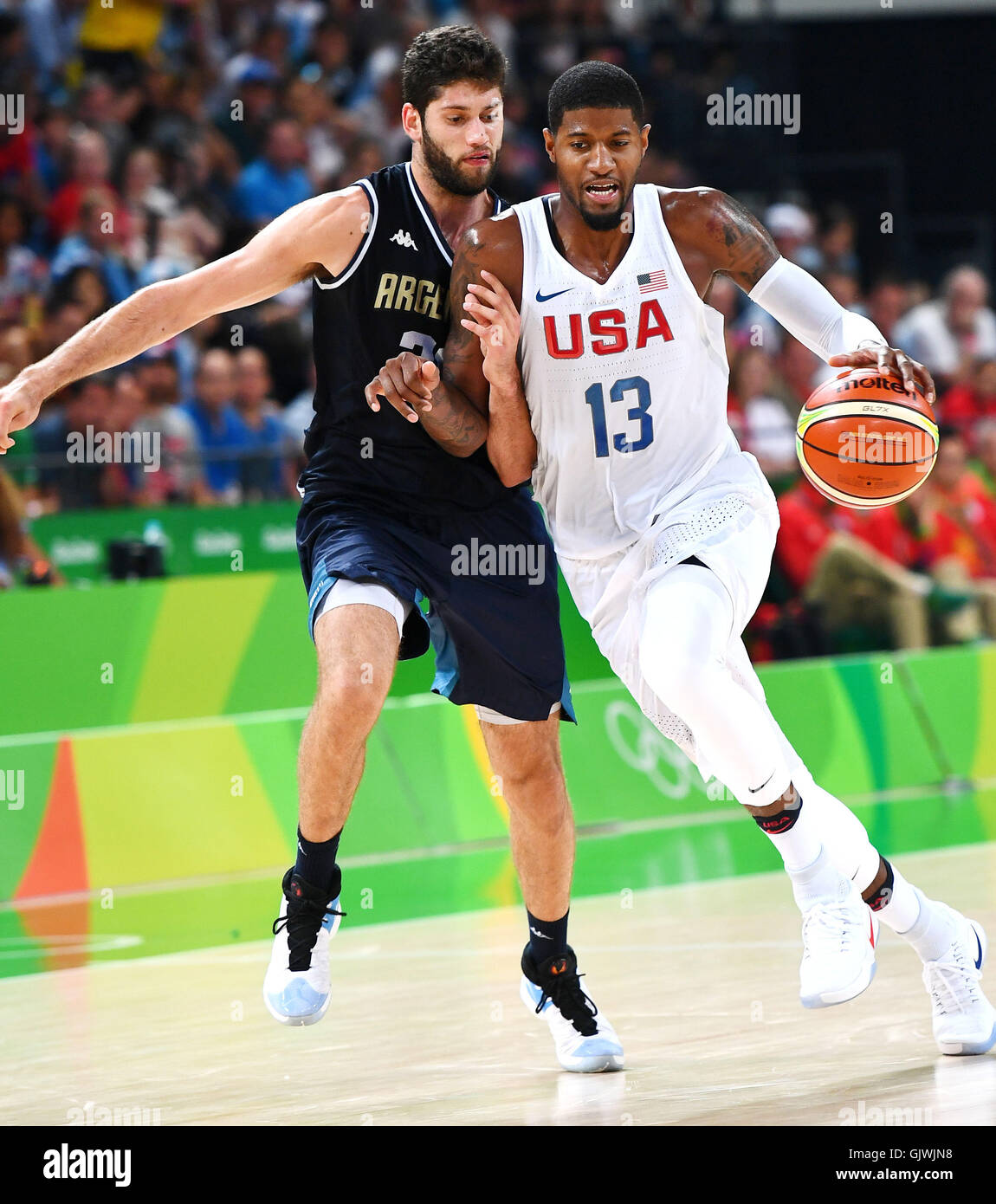 Rio de Janeiro, Brésil. Août 17, 2016. Paul George (R) des États-Unis  d'Amérique durs la balle pendant le quart des hommes de basket-ball contre  l'Argentine à l'Jeux olympiques de Rio 2016 à