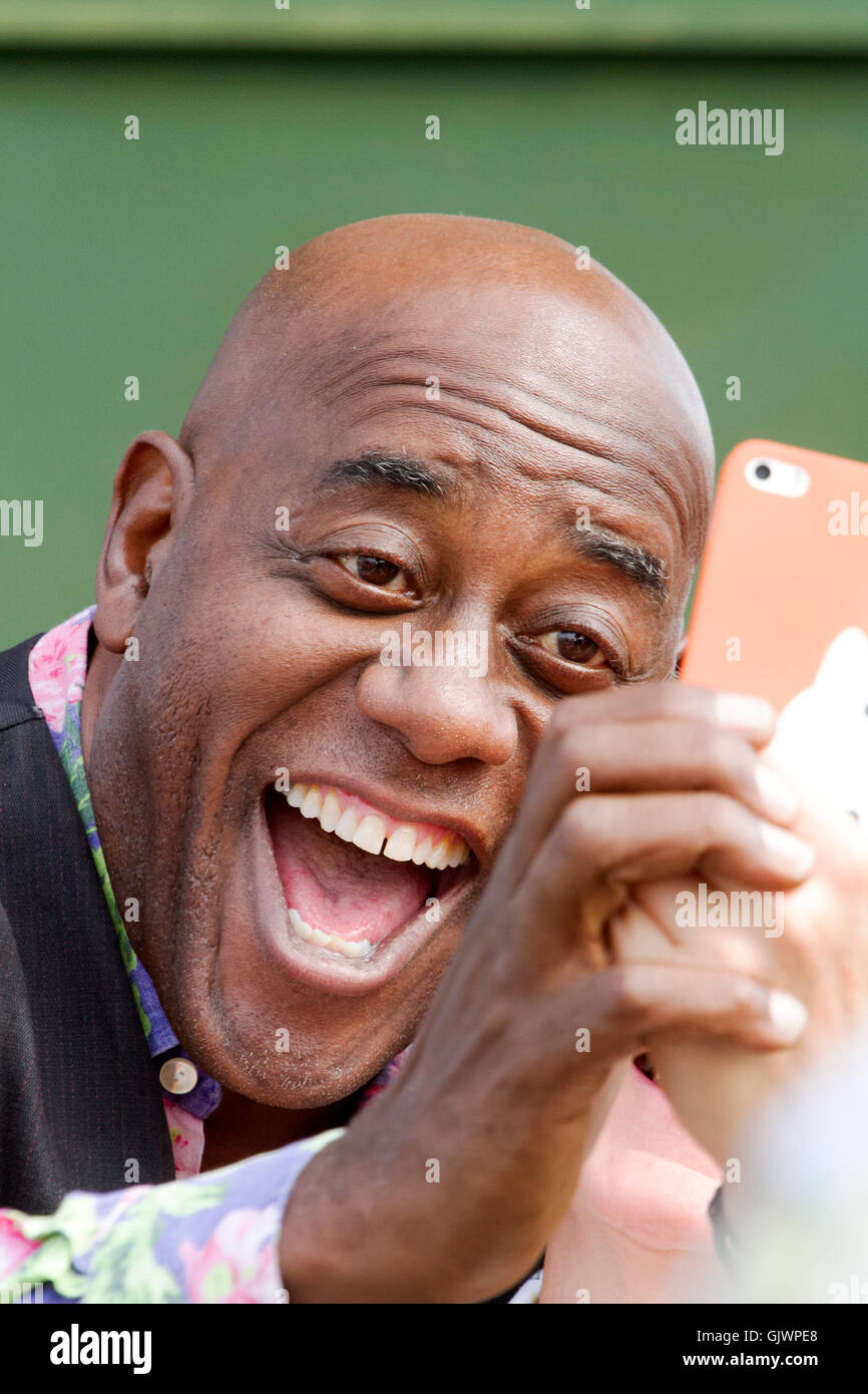 Southport, Merseyside, Royaume-Uni. 18 août, 2016. Ainsley Harriott ouvre Southport Flower Show, 18 août 2016 : le célèbre chef Ainsley Harriott ouvre officiellement le Southport Flower Show avant de mettre en valeur sa cuisine skillls aux milliers de visiteurs attendus à l'événement de cette année. Credit : Cernan Elias/Alamy Live News Banque D'Images