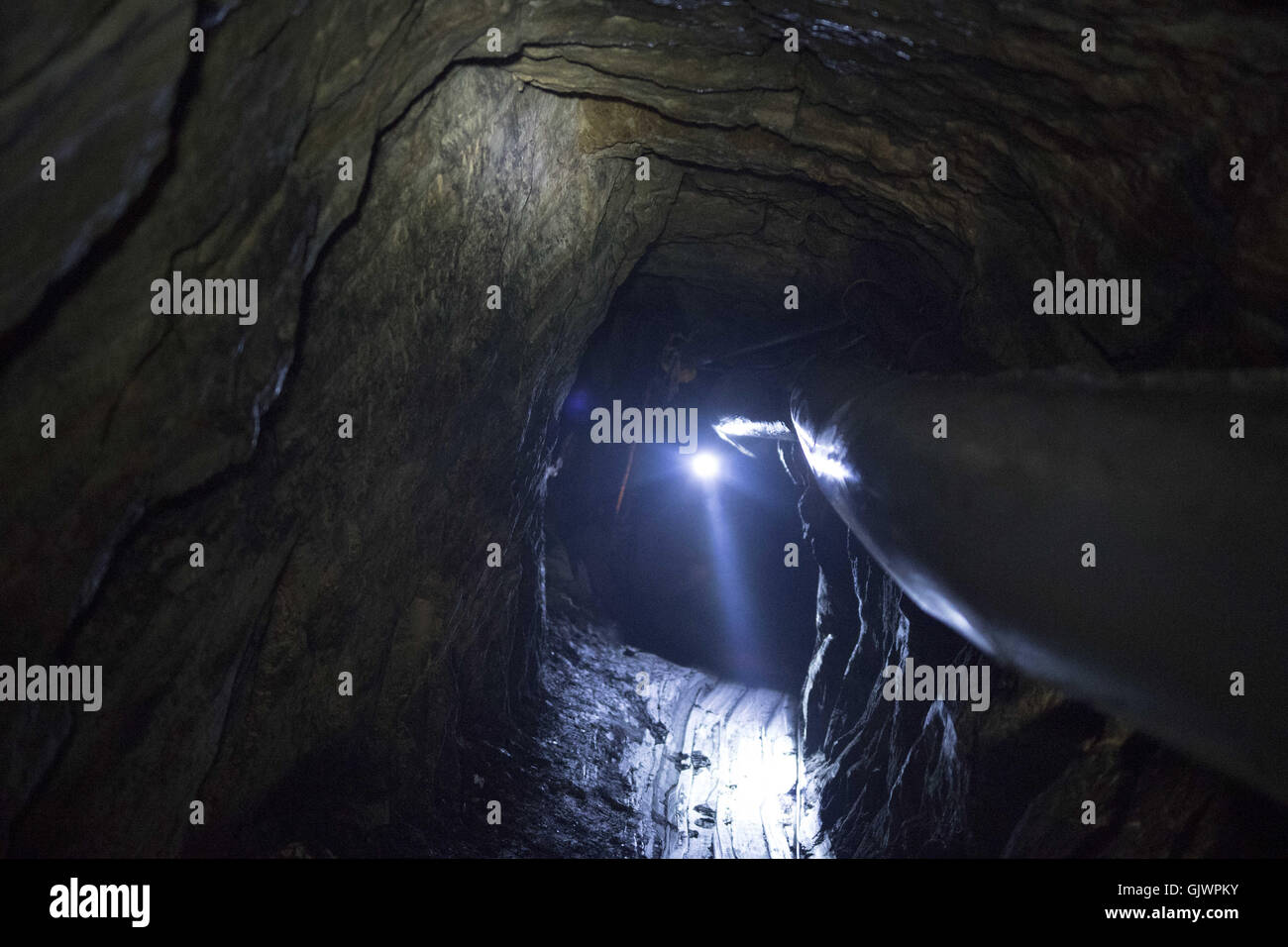 18 août 2016 - Sarajevo, Bosnie et Herzégovine - vétéran de la guerre (52), qui a été tourné 7 fois est vu sortant de la mine illégale. Il travaille à la mine tous les jours et gagne environ 20 USD. (Crédit Image : © Armin Durgut via Zuma sur le fil) Banque D'Images