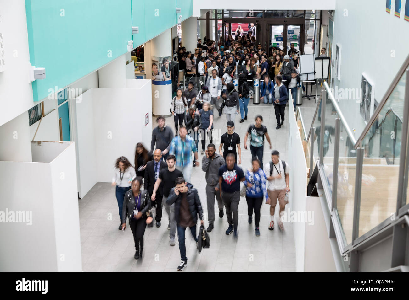 Londres, Royaume-Uni. 18 août, 2016. Les élèves recueillent un niveau résultats à Westminster Kingsway College, Kings Cross centre campus Crédit : Guy Josse/Alamy Live News Banque D'Images