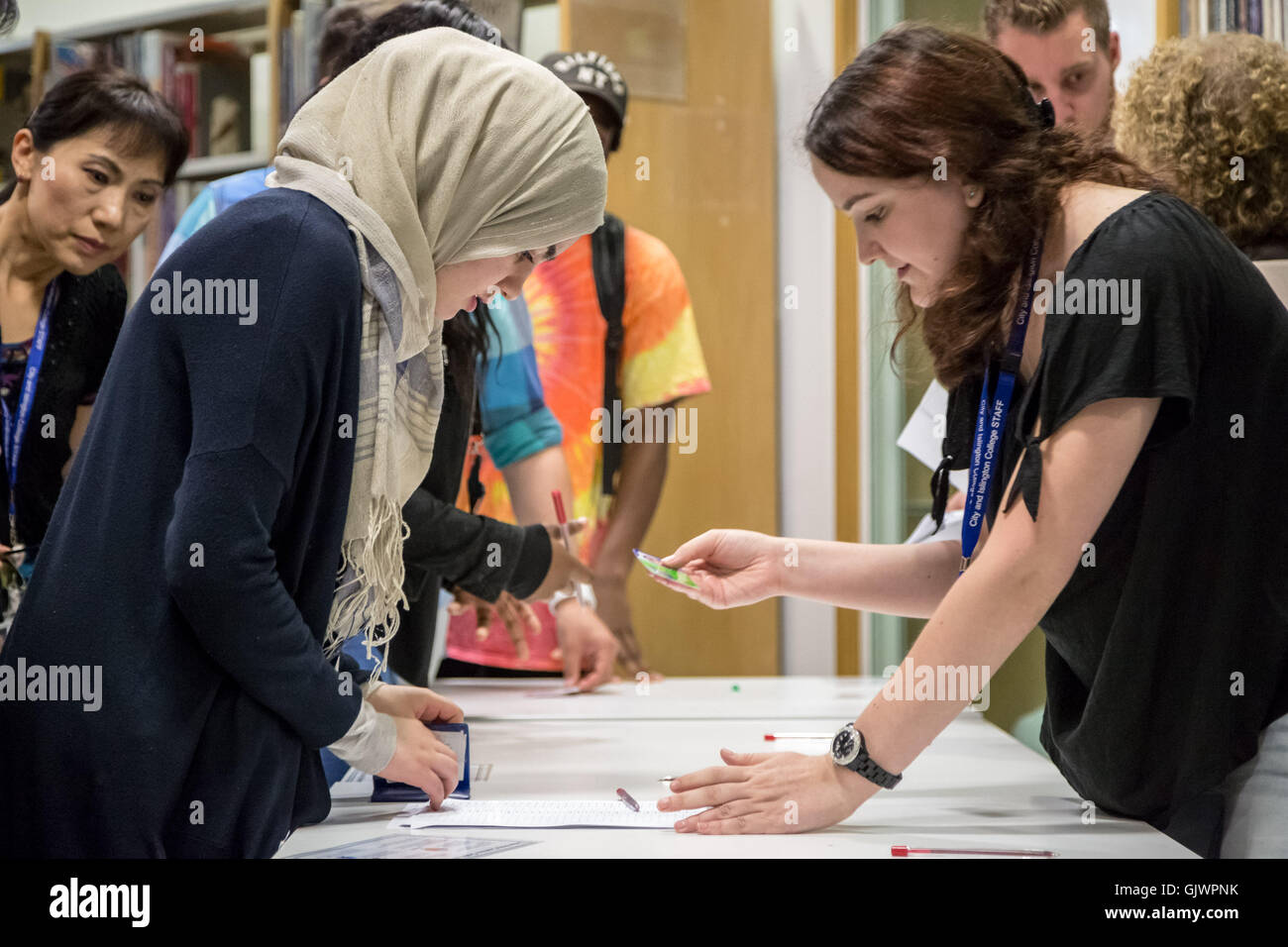 Londres, Royaume-Uni. 18 août, 2016. Les élèves recueillent un niveau résultats à Westminster Kingsway College, Kings Cross centre campus Crédit : Guy Josse/Alamy Live News Banque D'Images