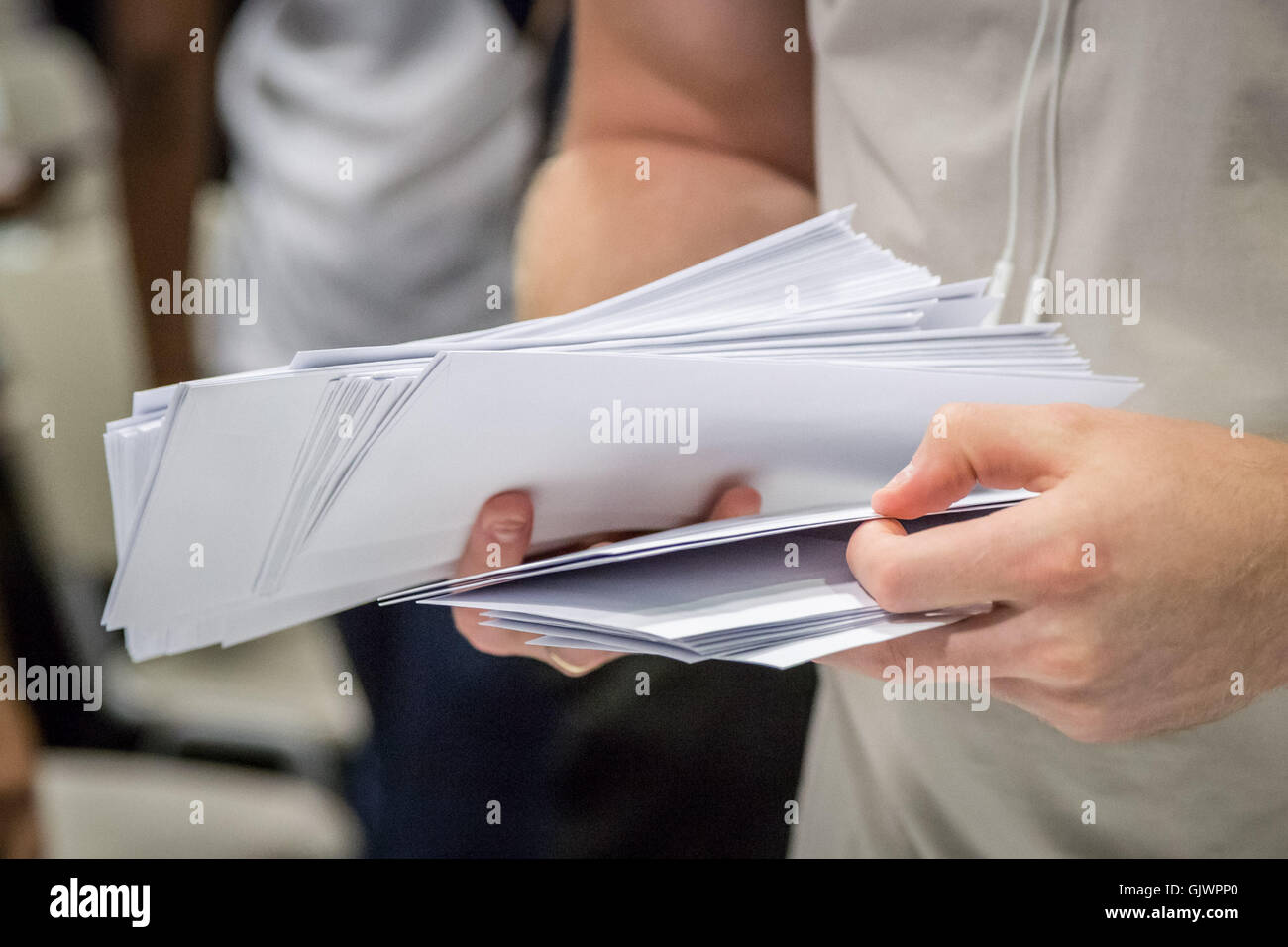 Londres, Royaume-Uni. 18 août, 2016. Les élèves recueillent un niveau résultats à Westminster Kingsway College, Kings Cross centre campus Crédit : Guy Josse/Alamy Live News Banque D'Images