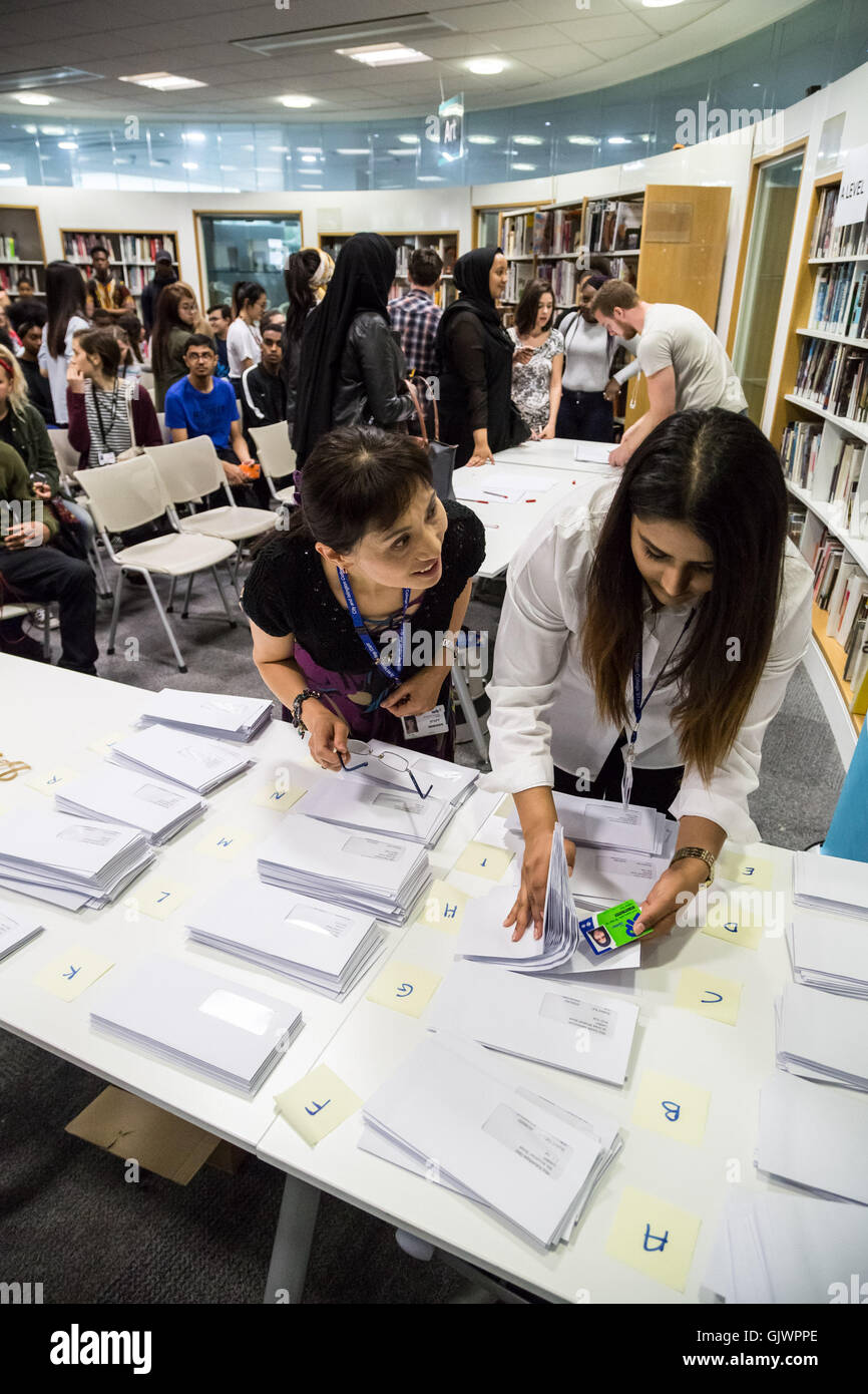 Londres, Royaume-Uni. 18 août, 2016. Les élèves recueillent un niveau résultats à Westminster Kingsway College, Kings Cross centre campus Crédit : Guy Josse/Alamy Live News Banque D'Images