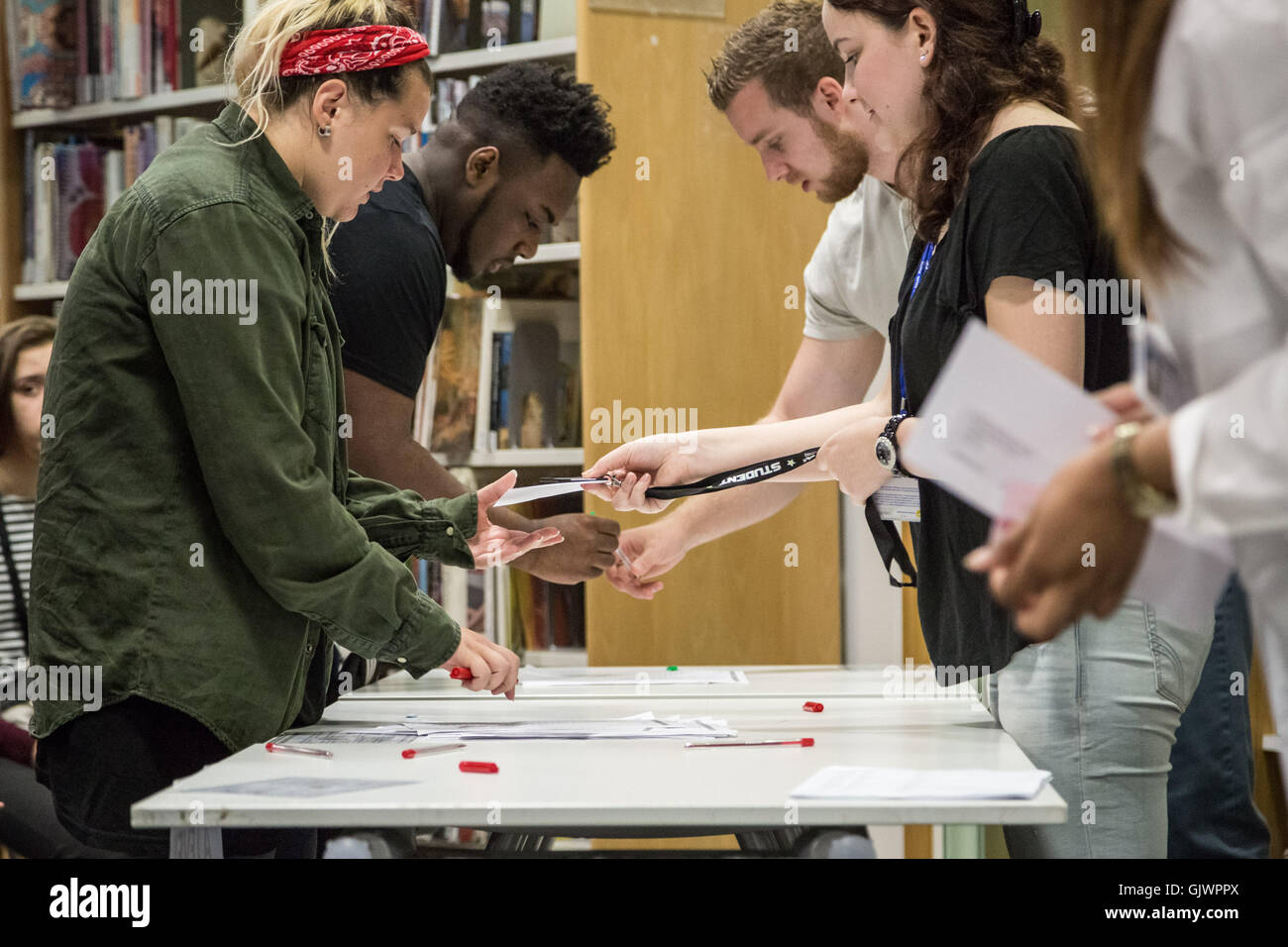 Londres, Royaume-Uni. 18 août, 2016. Les élèves recueillent un niveau résultats à Westminster Kingsway College, Kings Cross centre campus Crédit : Guy Josse/Alamy Live News Banque D'Images