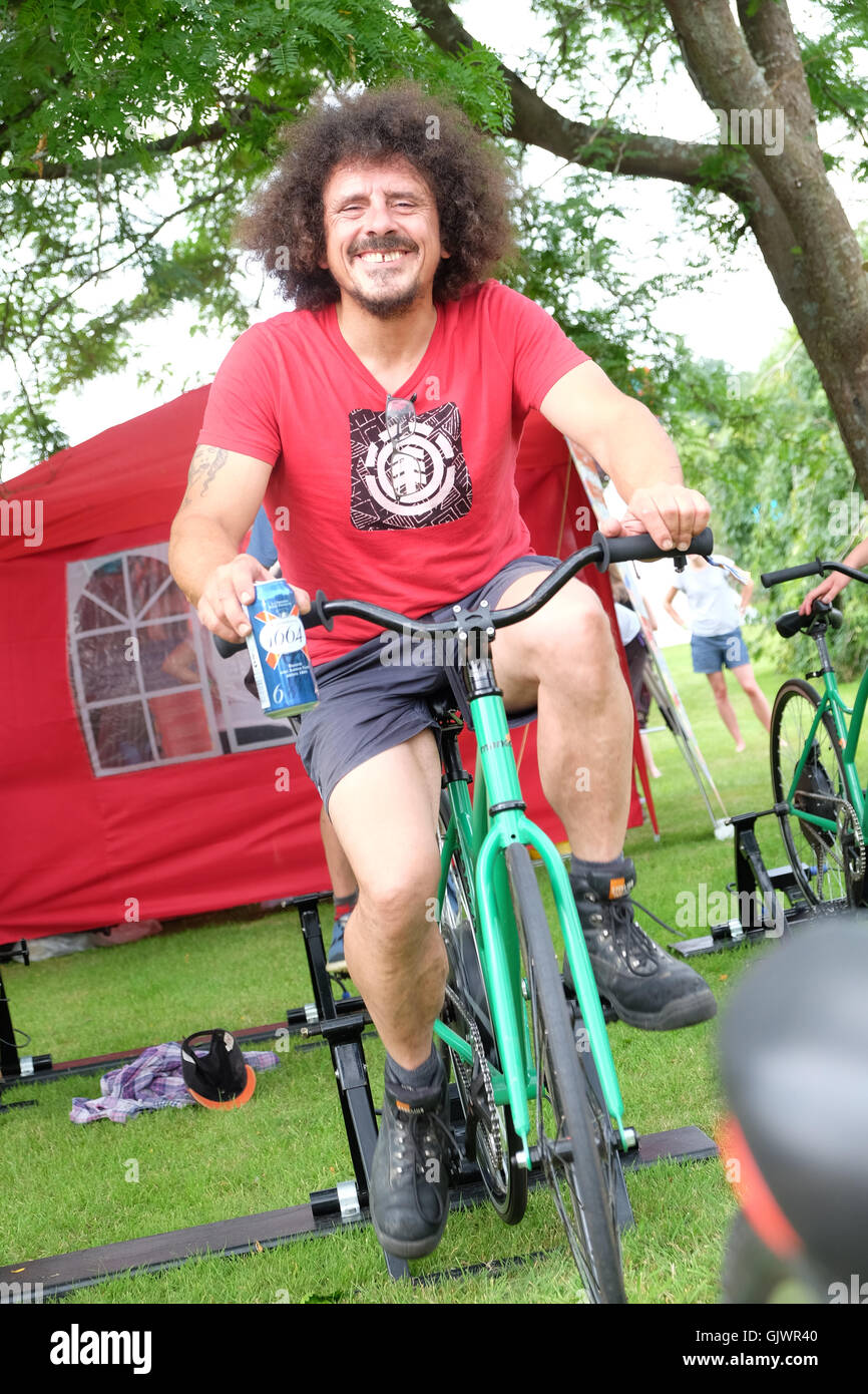 Green Man Festival, Brecon Beacons, Pays de Galles, Royaume-Uni, août 2016 - puissance de charge batterie téléphone Peddle bikes aidé par une bière aussi. Peddle l vélo d'pour charger les batteries de téléphone mobile. Les quatre jours du festival des arts et de la musique s'exécute jusqu'à dimanche. Banque D'Images