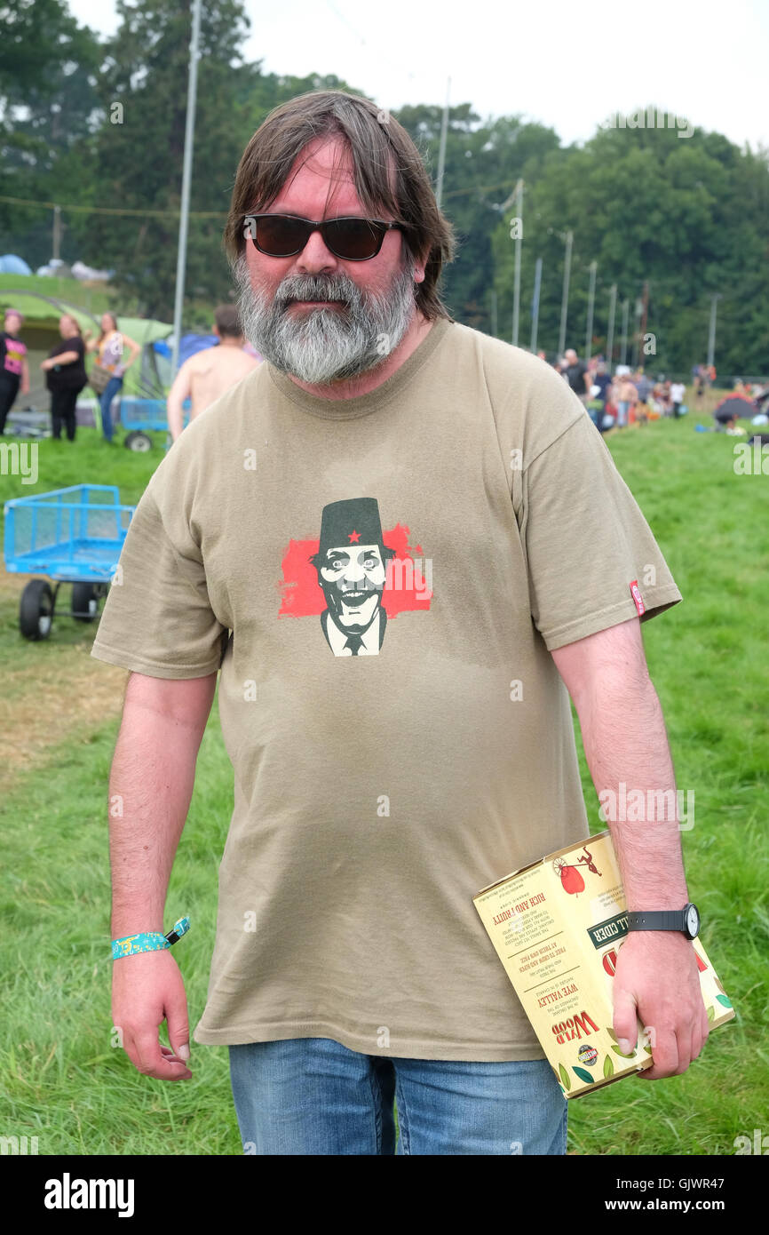 Green Man Festival Brecon Beacons, Wales, UK 18 Août 2016 - fans, Tommy Cooper tee shirt et une boîte de cidre - arrivées en avance pour les quatre jours du festival de musique et d'art situé à côté du Brecon Beacons. 25 000 fans sont dues au cours de la fin de semaine. Banque D'Images