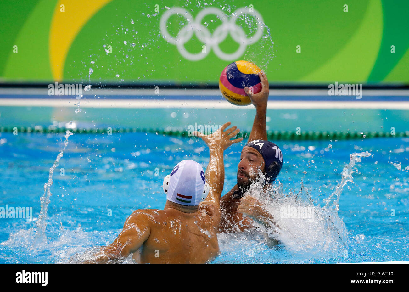 Rio de Janeiro, Brésil. 18 août, 2016. 2016 Water-polo JEUX OLYMPIQUES - Felipe PERRONE le différend Brésil ball Daniel Varga de Hongrie (HUN) pendant le match de water-polo aux Jeux Olympiques de Rio 2016 tenue au stade aquatique olympique. Non disponible pour l'attribution de licences EN CHINE Crédit : Foto Arena LTDA/Alamy Live News Banque D'Images