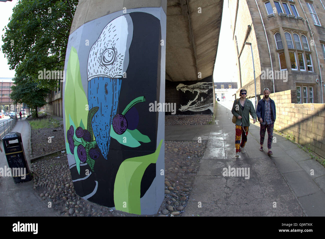 Glasgow, Scotland, UK 17 août 2016.Le conseil de district de Glasgow poursuit son soutien des artistes et la difficile la perception du graffiti avec la dernière œuvre "tiges", où des artistes travaux de peinture sur le passage de Charing Cross prend en charge. L'un des nombreux projets que la ville a pris en charge les artistes formés permettent de changer le visage et l'image de la ville, espaces cachés dans une célèbre galerie urbain public. Credit : Gérard Ferry/Alamy Live News Banque D'Images