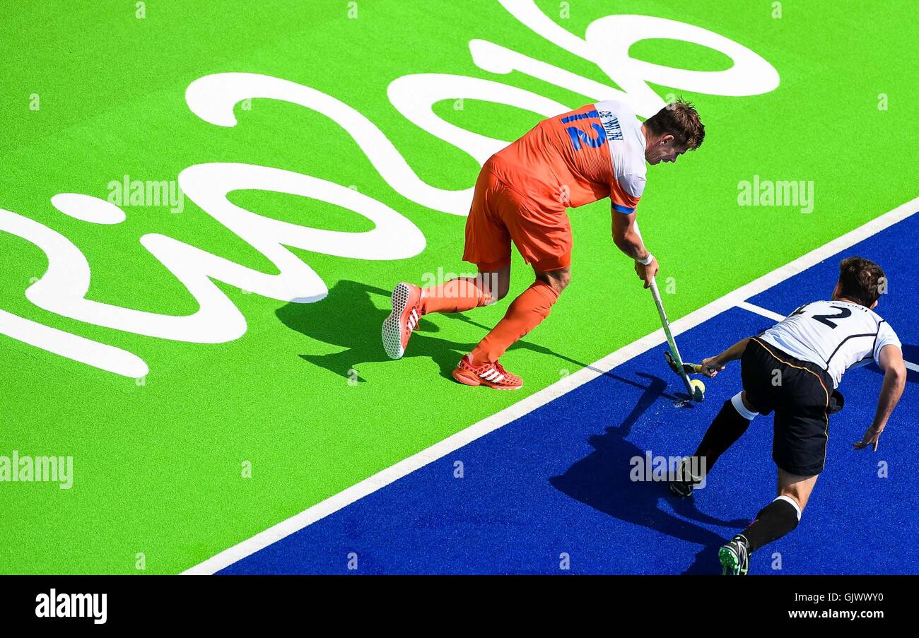 Rio de Janeiro, Brésil. Août 18, 2016. Timm Herzbruch d'Allemagne (R) rivalise avec Sander de Wijn des Pays-Bas au cours de la médaille de bronze du hockey au Jeux Olympiques de Rio 2016 à Rio de Janeiro, Brésil, le 18 août, 2016. L'Allemagne a remporté la médaille de bronze. Credit : Liu Dawei/Xinhua/Alamy Live News Banque D'Images
