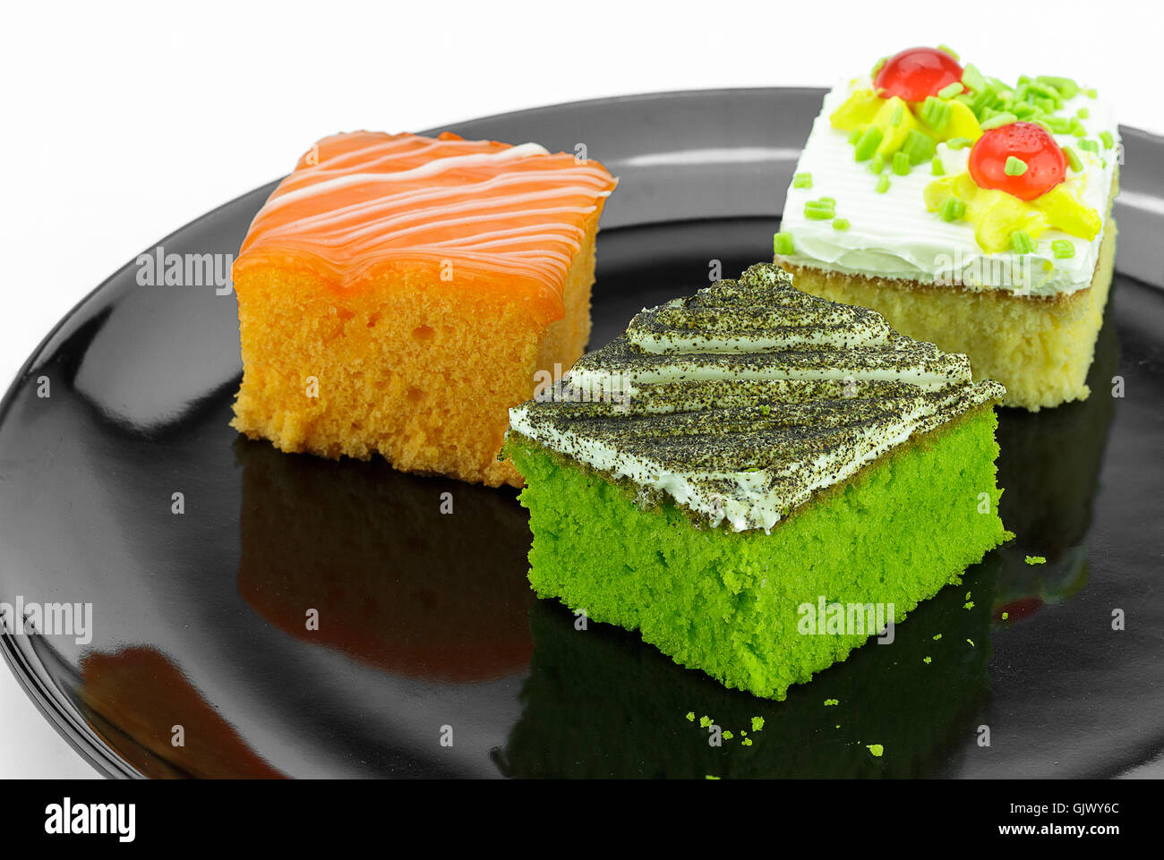 Mini Gateau The Vert Et Creme D Orange Gateaux Gateaux Sur Une Plaque Noire Photo Stock Alamy