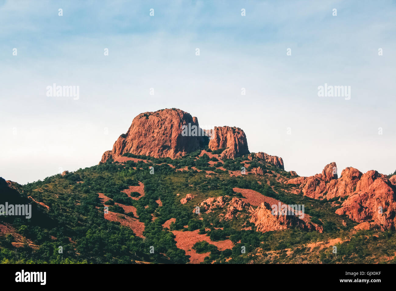 Montagnes rocheuses rouge dans le sud de la France Banque D'Images