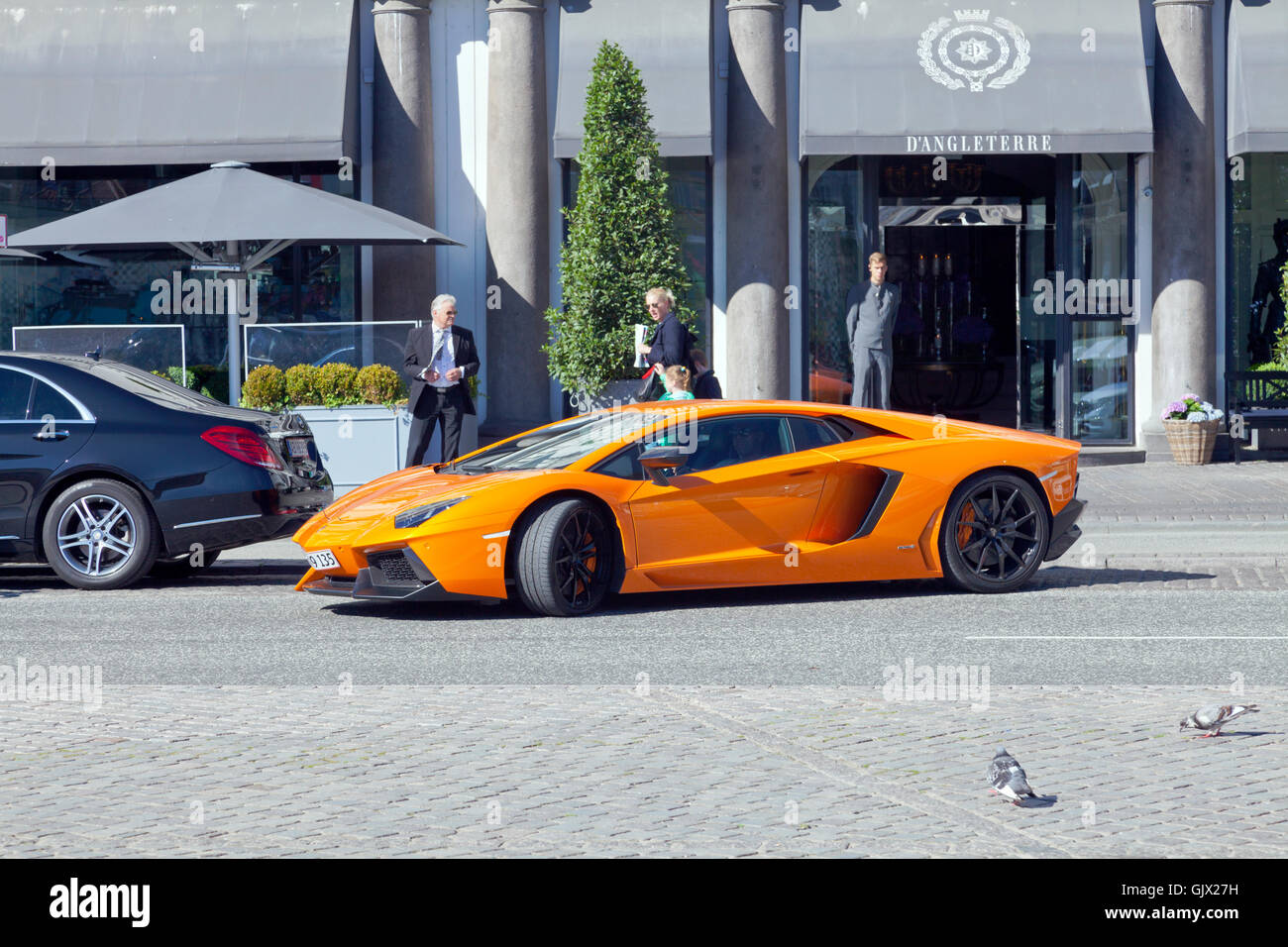 Lamborghini Aventador Coupé Orange étant parallèles garée devant l'entrée de l'hôtel d'Angleterre à Copenhague. Banque D'Images