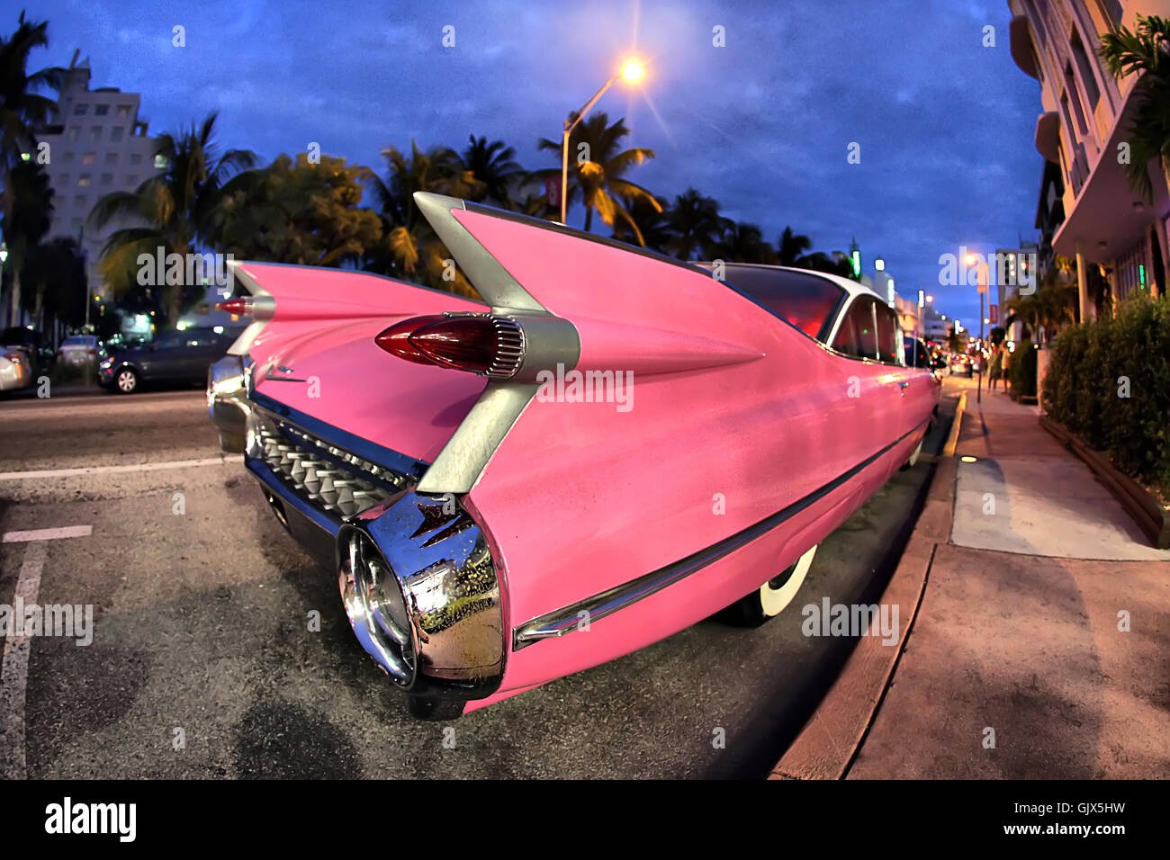 Une Cadillac rose classique Banque D'Images